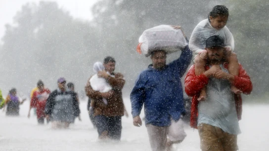 Los residentes caminan por zonas inundadas que deja la tormenta tropical Harvey en Beaumont Place, Houston Los residentes caminan por zonas inundadas que deja la tormenta tropical Harvey en Beaumont Place, Houston