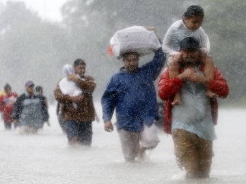 Los residentes caminan por zonas inundadas que deja la tormenta tropical Harvey en Beaumont Place, Houston Los residentes caminan por zonas inundadas que deja la tormenta tropical Harvey en Beaumont Place, Houston