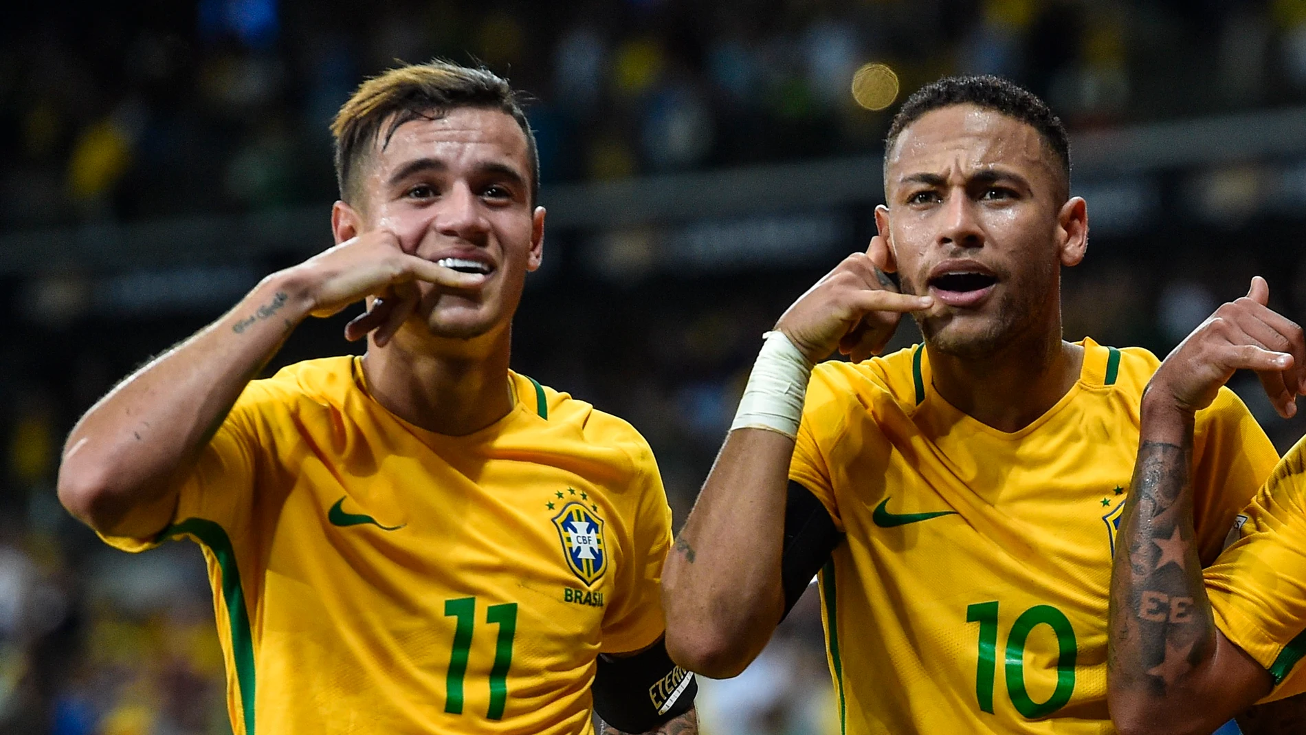 Coutinho y Neymar durante una celebración de gol