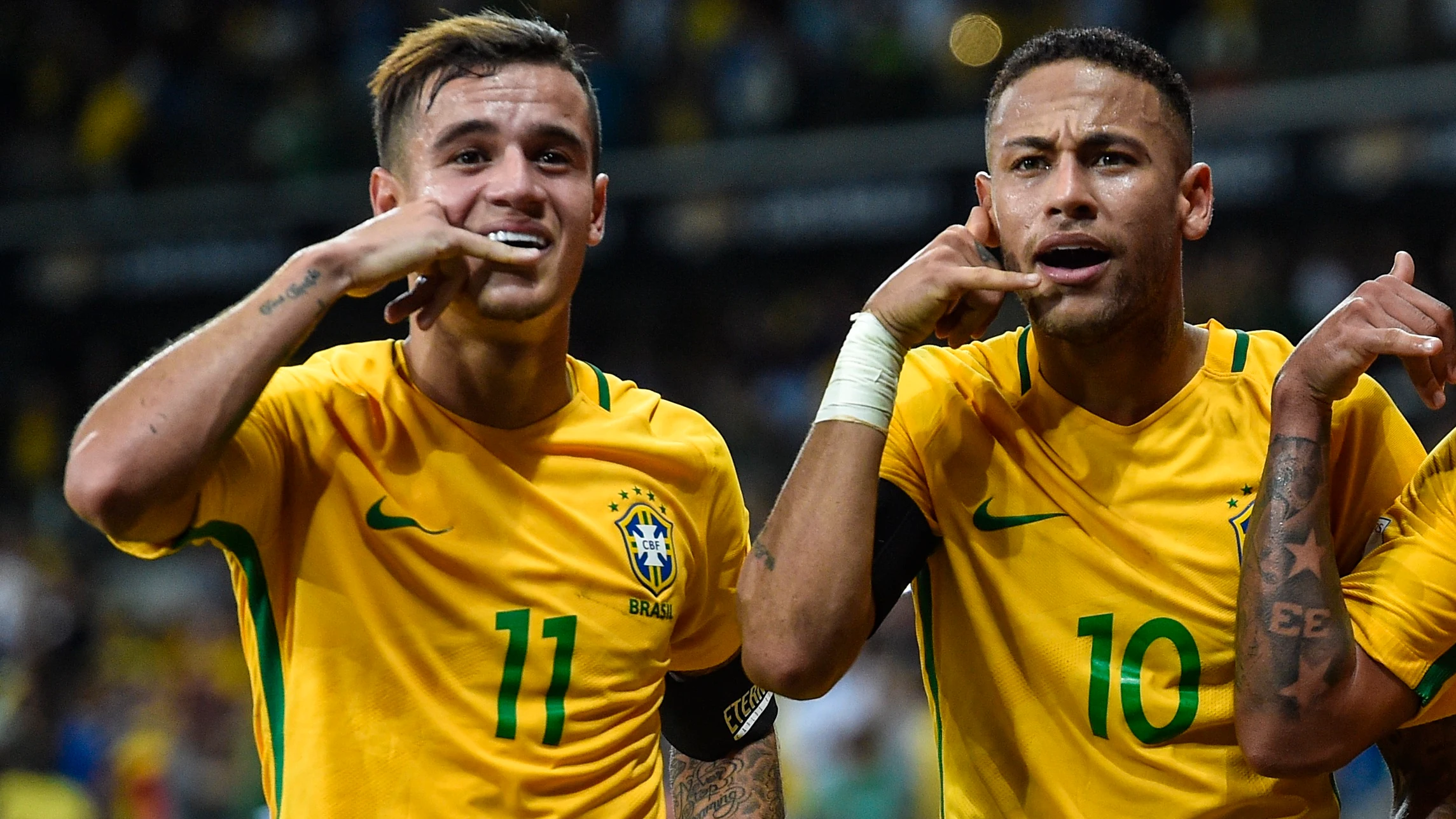 Coutinho y Neymar durante una celebración de gol