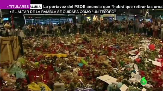 Entre aplausos y mucha emoción, así comenzaba la retirada del enorme altar en La Rambla por las víctimas de los atentados.  Entre aplausos y mucha emoción, así comenzaba la retirada del enorme altar en La Rambla por las víctimas de los atentados.