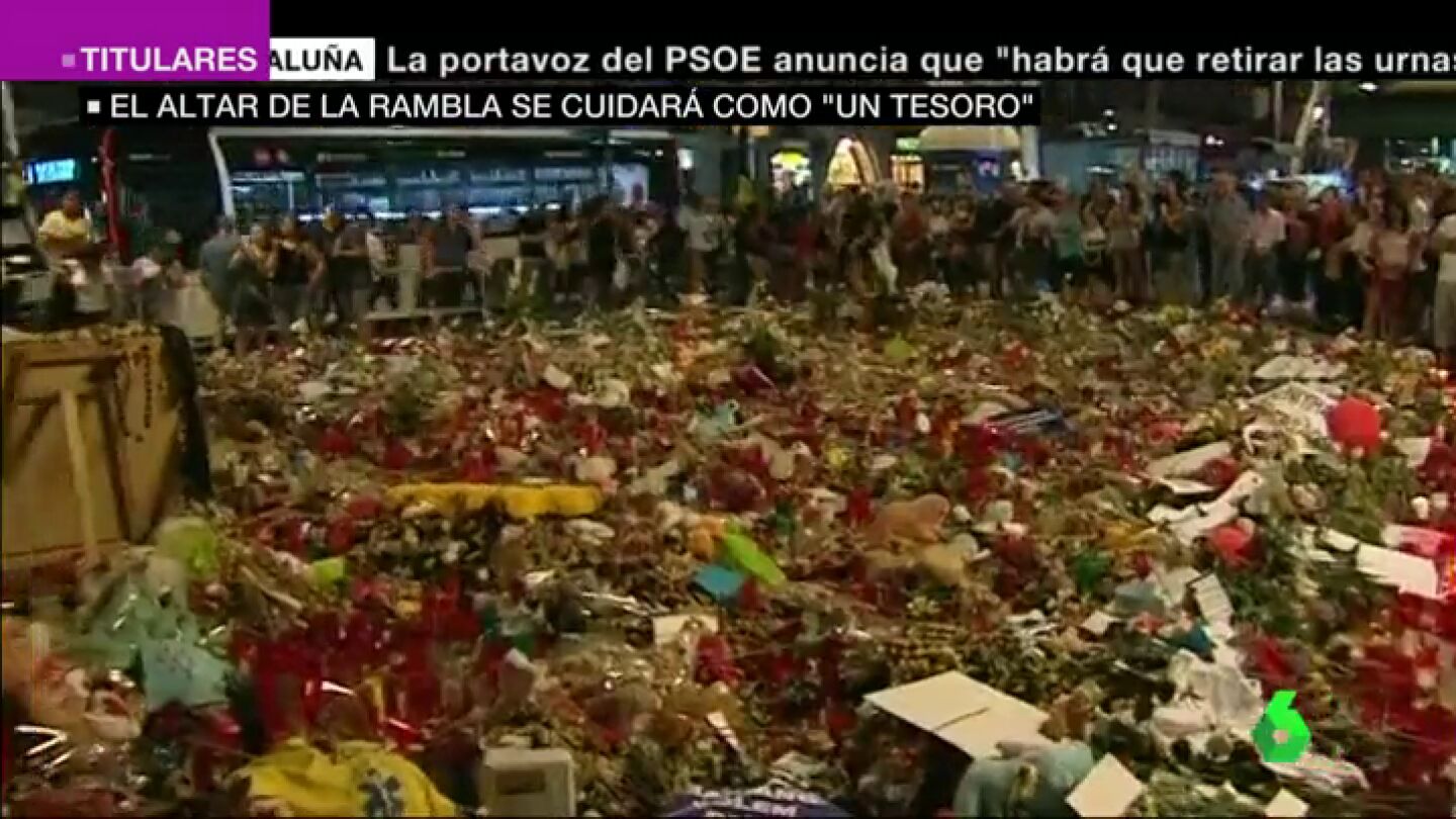 Entre aplausos y mucha emoci&oacute;n, as&iacute; comenzaba la retirada del enorme altar en La Rambla por las v&iacute;ctimas de los atentados. 