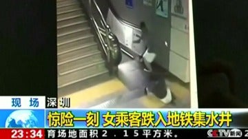 Una mujer sobrevive tras caer por un socavón cuando iba a coger las escaleras mecánicas en el metro