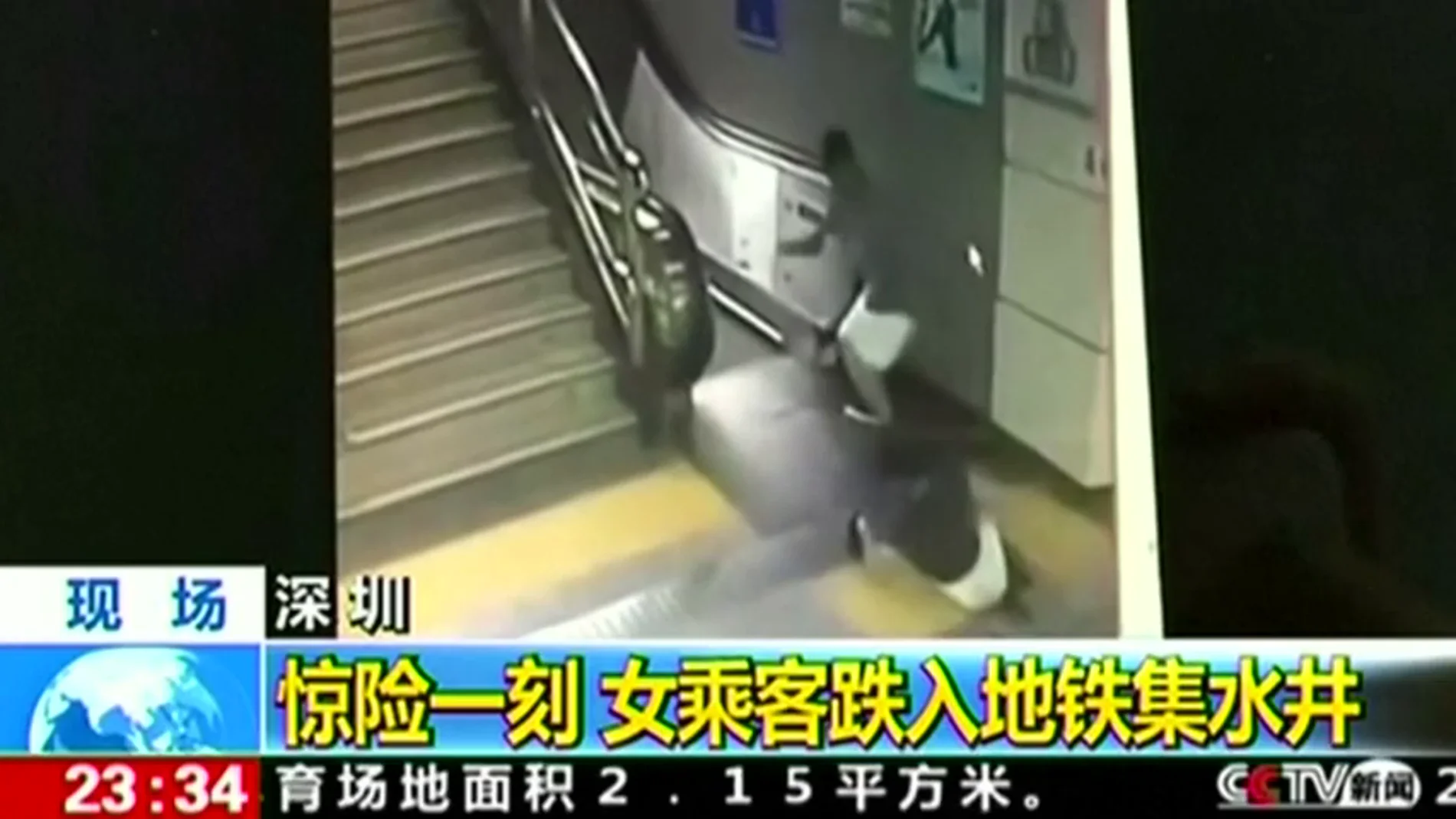 Una mujer sobrevive tras caer por un socavón cuando iba a coger las escaleras mecánicas en el metro