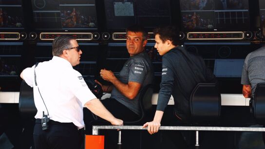 Lando Norris charla con Zak Brown en Spa