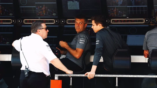 Lando Norris charla con Zak Brown en Spa Lando Norris charla con Zak Brown en Spa