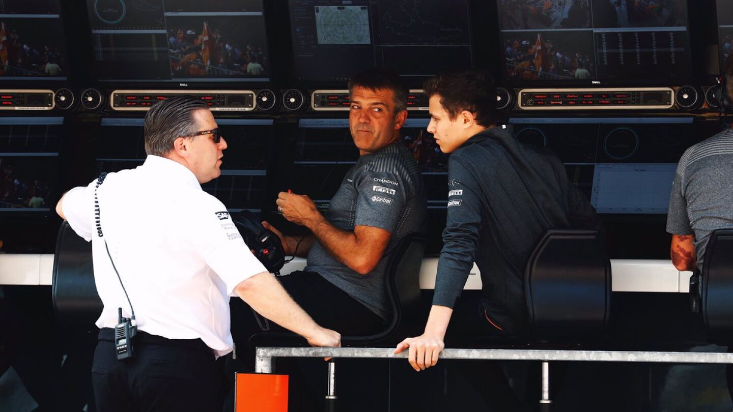 Lando Norris charla con Zak Brown en Spa