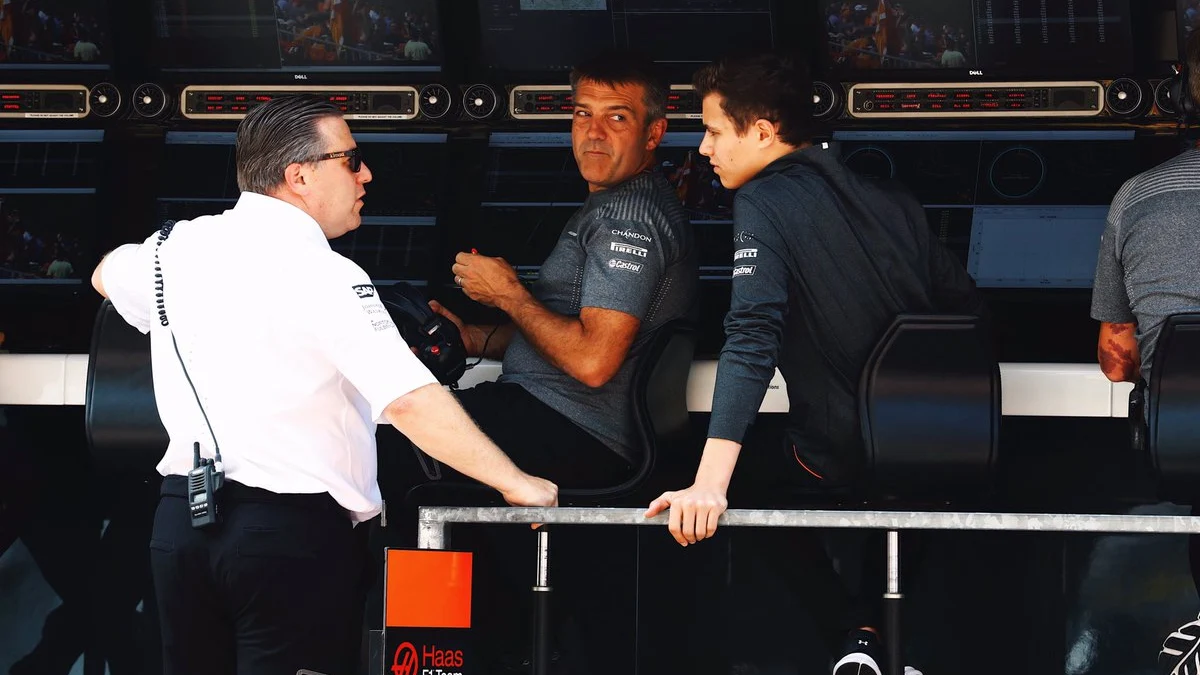 Lando Norris charla con Zak Brown en Spa