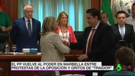 Con gritos de traidor y protestas, as&iacute; ha vuelto el Partido Popular a gobernar en Marbella