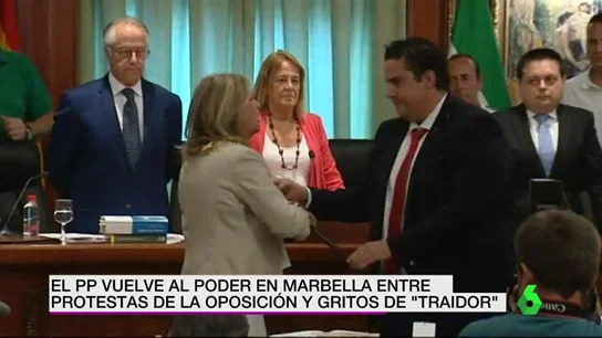 Con gritos de traidor y protestas, así ha vuelto el Partido Popular a gobernar en Marbella Con gritos de traidor y protestas, así ha vuelto el Partido Popular a gobernar en Marbella