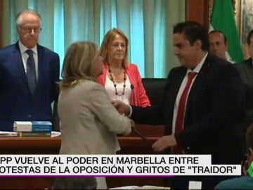 Con gritos de traidor y protestas, así ha vuelto el Partido Popular a gobernar en Marbella Con gritos de traidor y protestas, así ha vuelto el Partido Popular a gobernar en Marbella