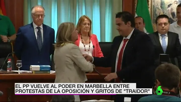 Con gritos de traidor y protestas, así ha vuelto el Partido Popular a gobernar en Marbella Con gritos de traidor y protestas, así ha vuelto el Partido Popular a gobernar en Marbella