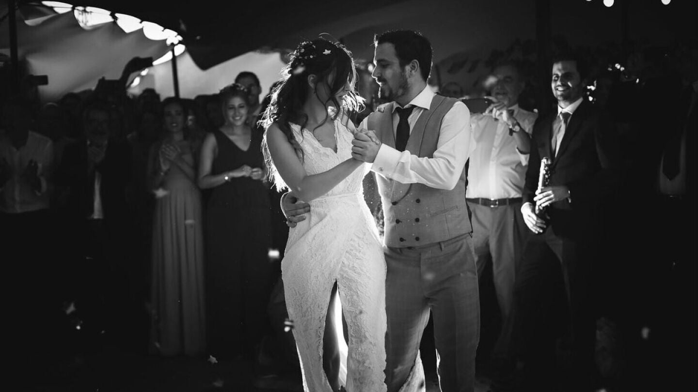 Alberto Garz&oacute;n y Anna Ruiz en un momento de la celebraci&oacute;n de su boda