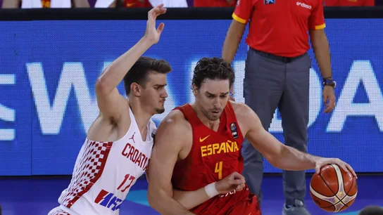 Pau Gasol postea a Saric durante el Croacia - España Pau Gasol postea a Saric durante el Croacia - España