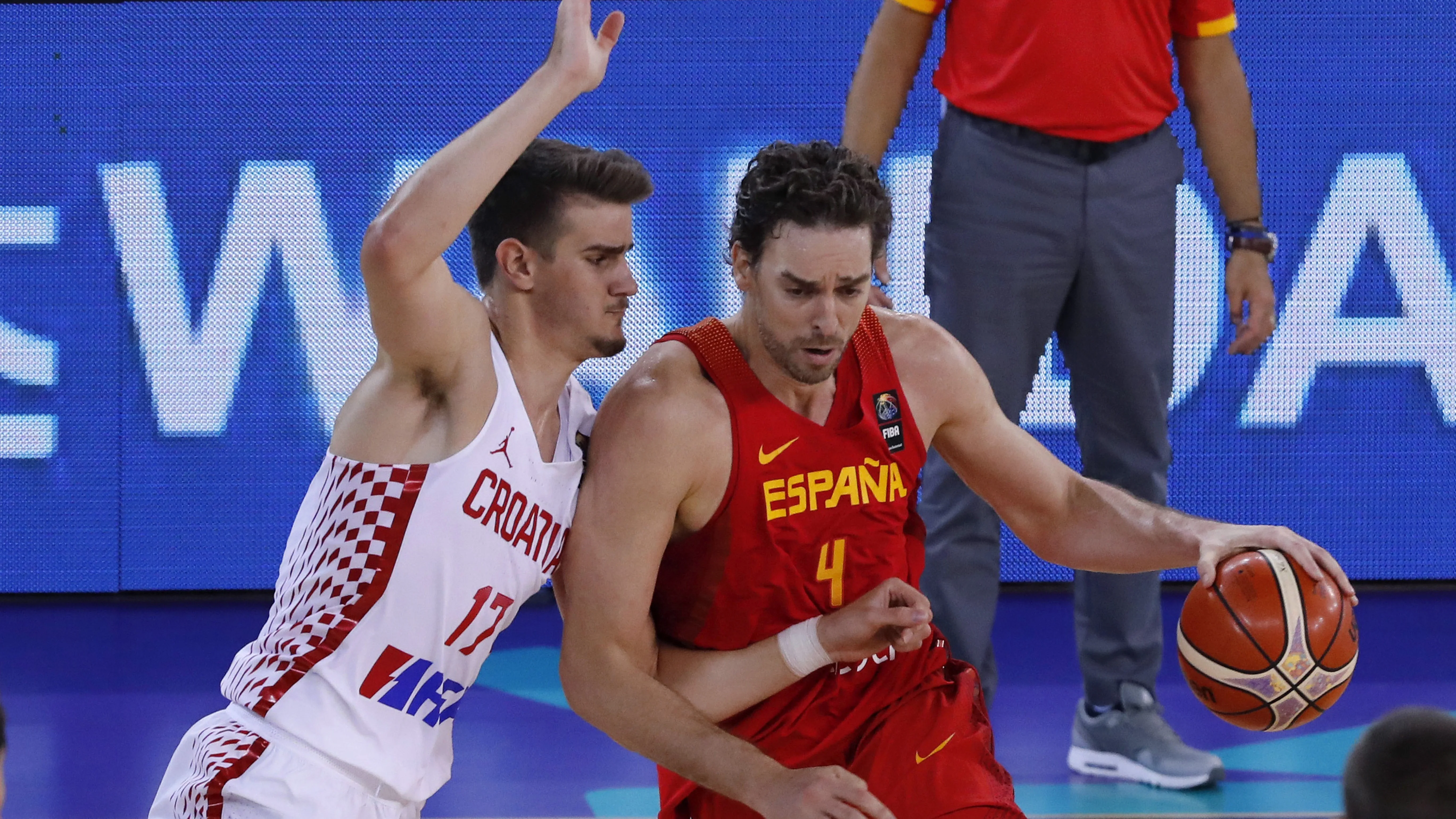 Pau Gasol postea a Saric durante el Croacia - España