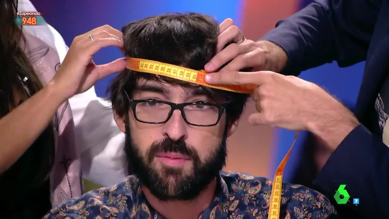 Quique Peinado se mide la cabeza Quique Peinado se mide la cabeza