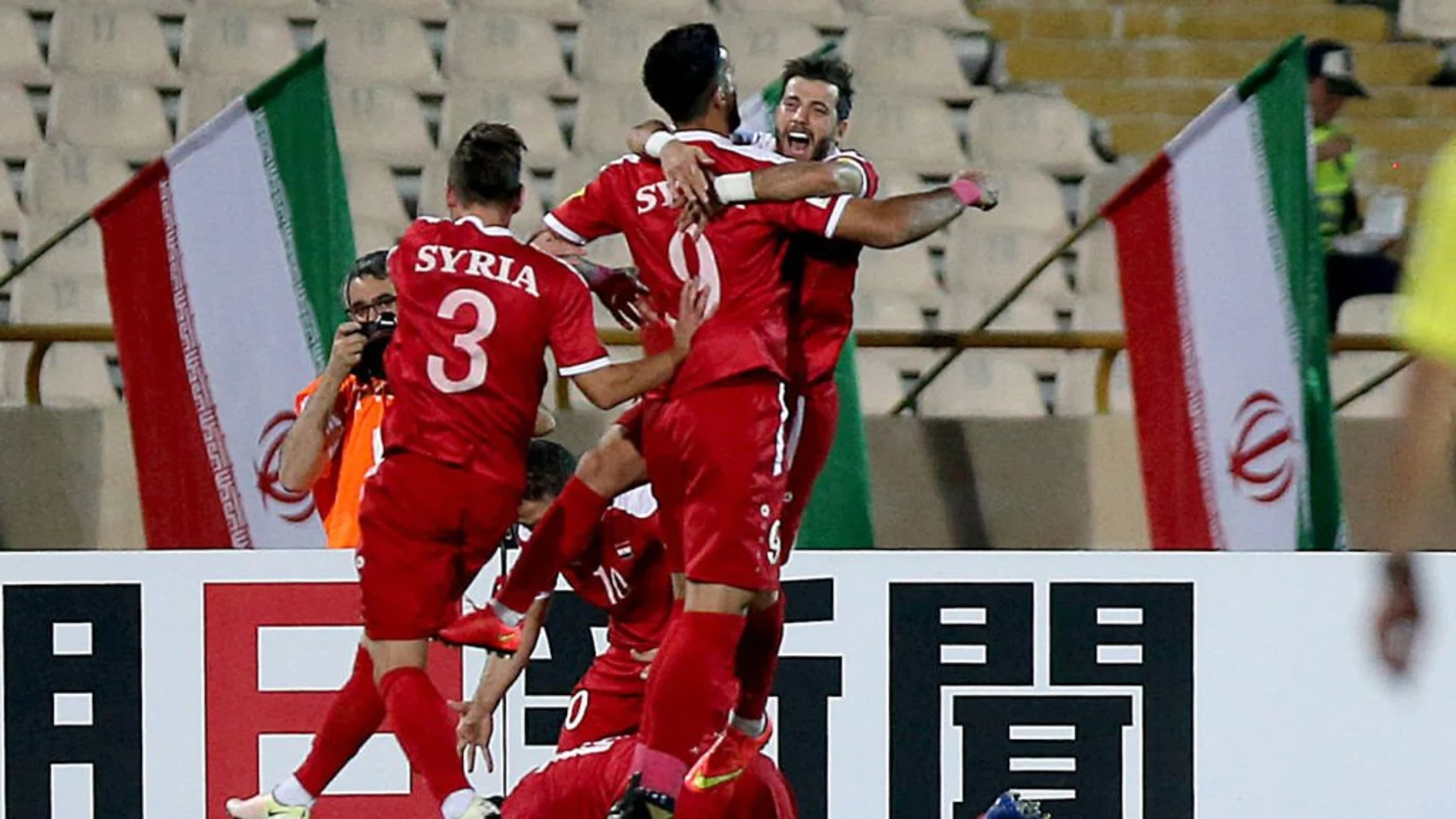 Los jugadores sirios celebran un gol