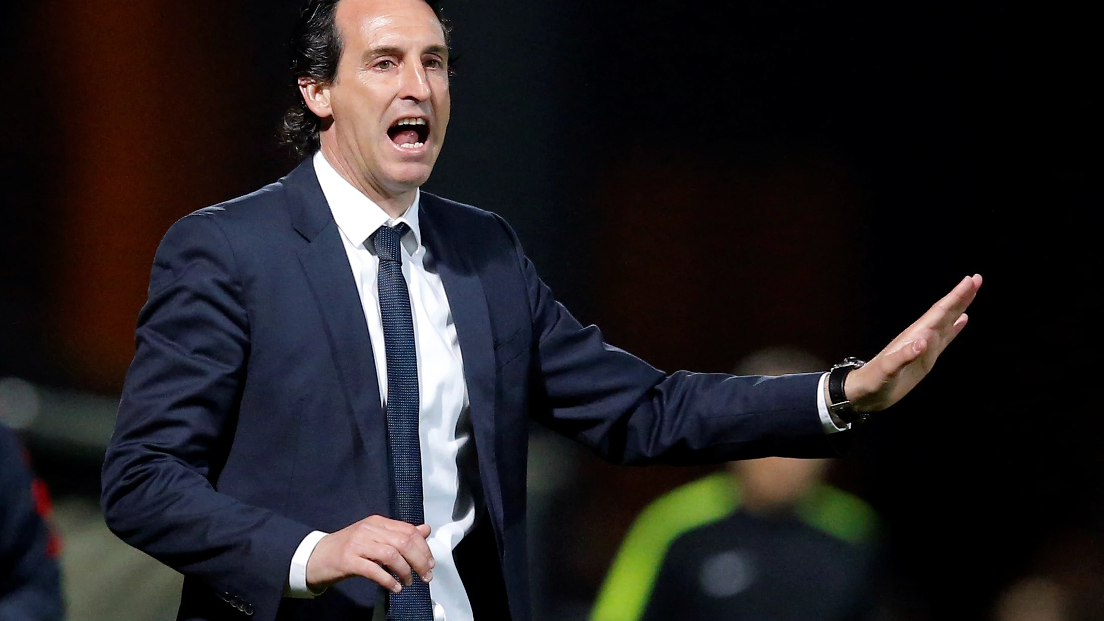 Emery da instrucciones durante un partido del PSG