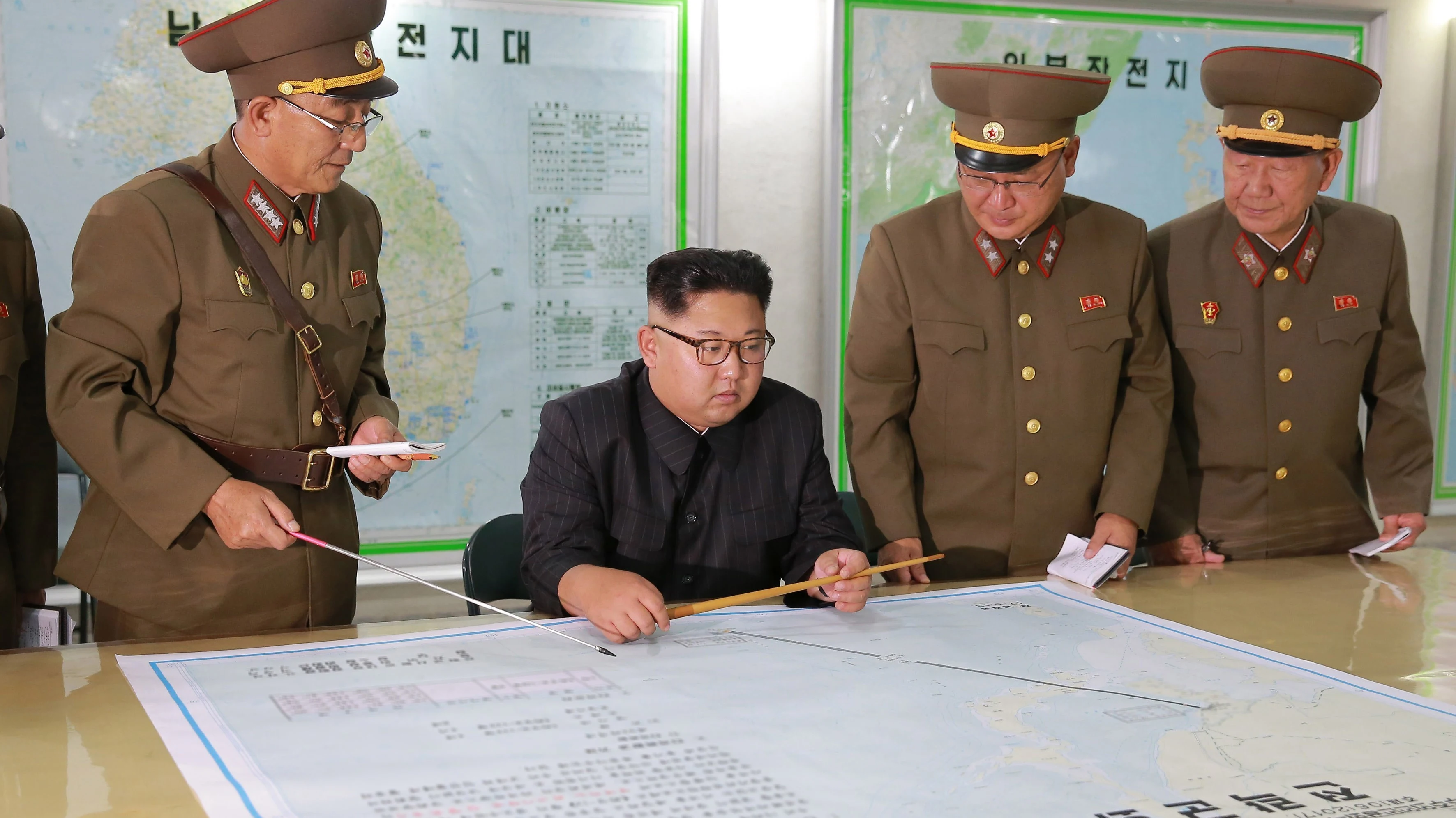 El líder norcoreano Kim Jong Un inspecciona los planes de lanzamiento de misiles