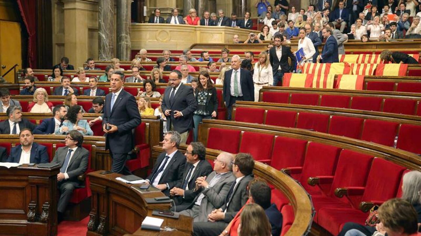 Los diputados de Ciudadanos, PSC y PPC abandonan sus esca&ntilde;os en el Parlament