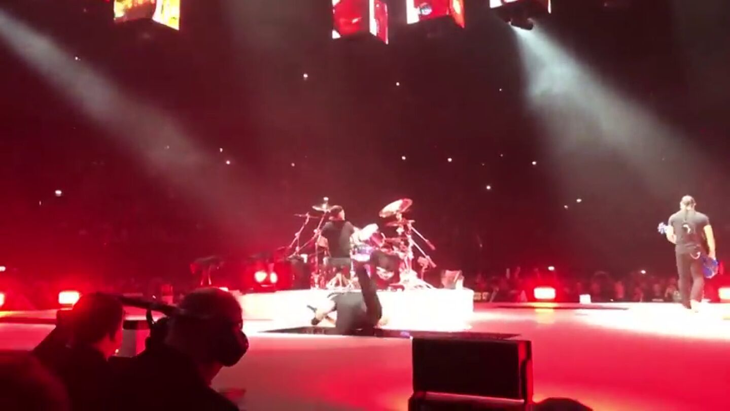 Aparatosa ca&iacute;da del vocalista de Metallica, James Hetfield, durante un concierto en &Aacute;msterdam