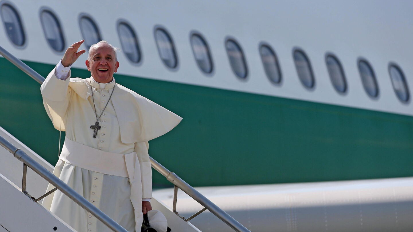 Viaje del papa Francisco en avi&oacute;n (Archivo)