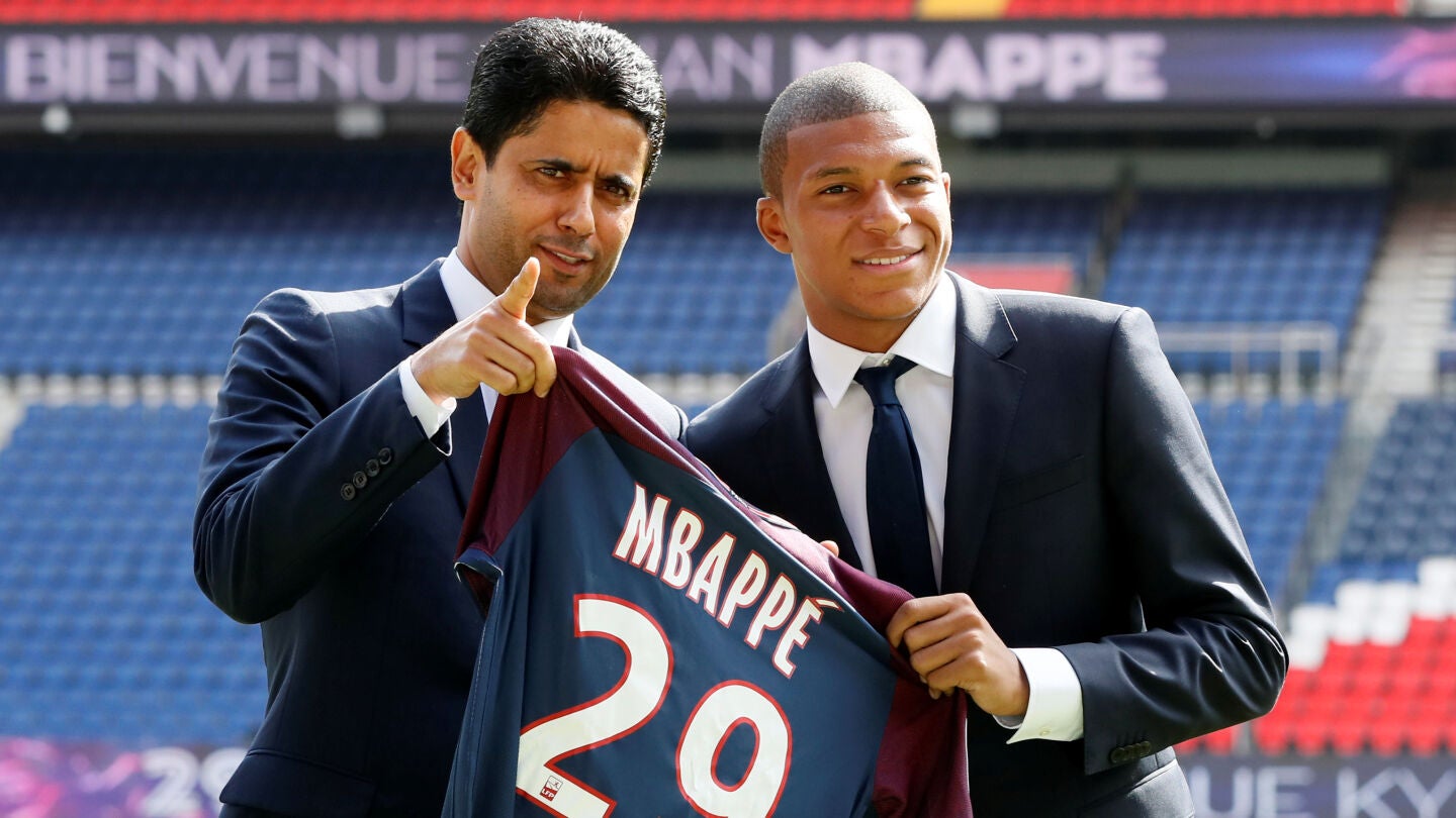 Al-Khelaifi, junto a Mbapp&eacute; en su presentaci&oacute;n con el PSG