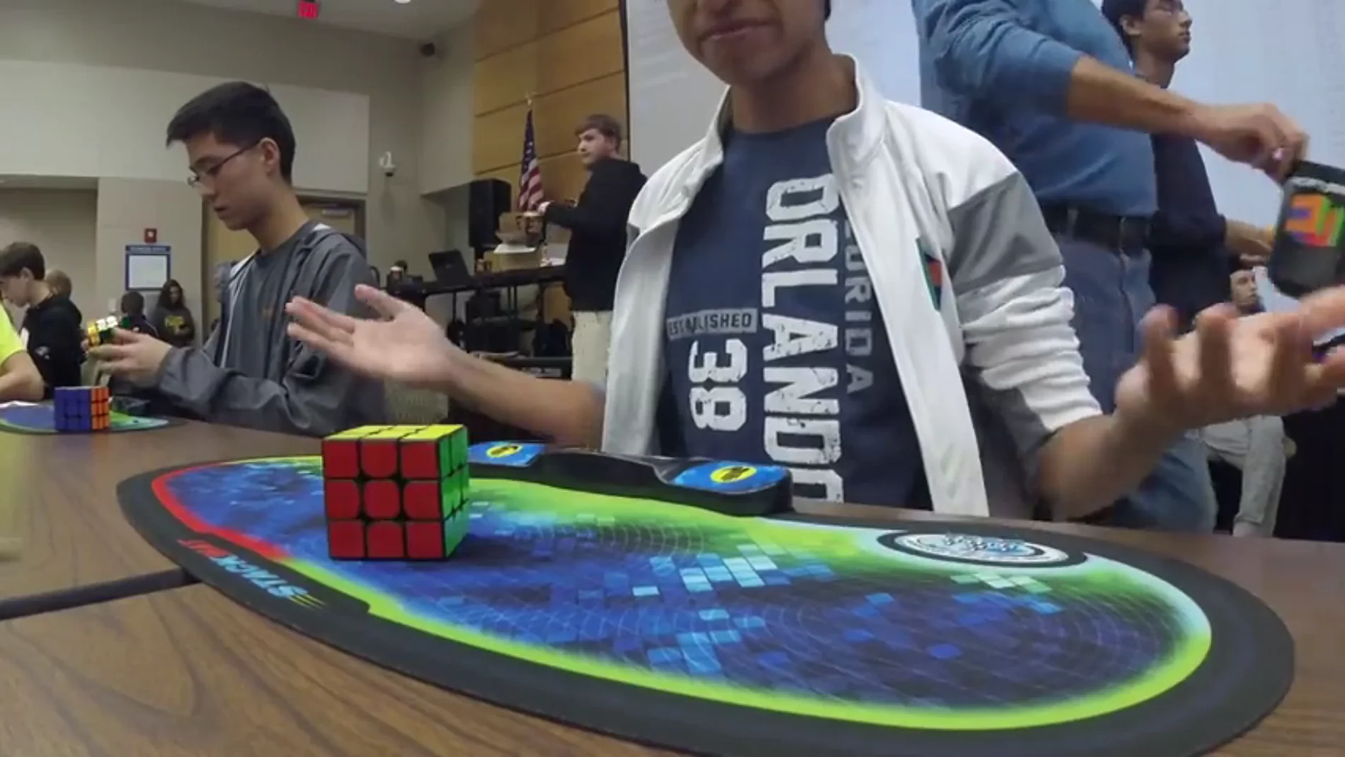 Un adolescente completa un cubo de Rubik en sólo 4,69 segundos y pulveriza el récord mundial