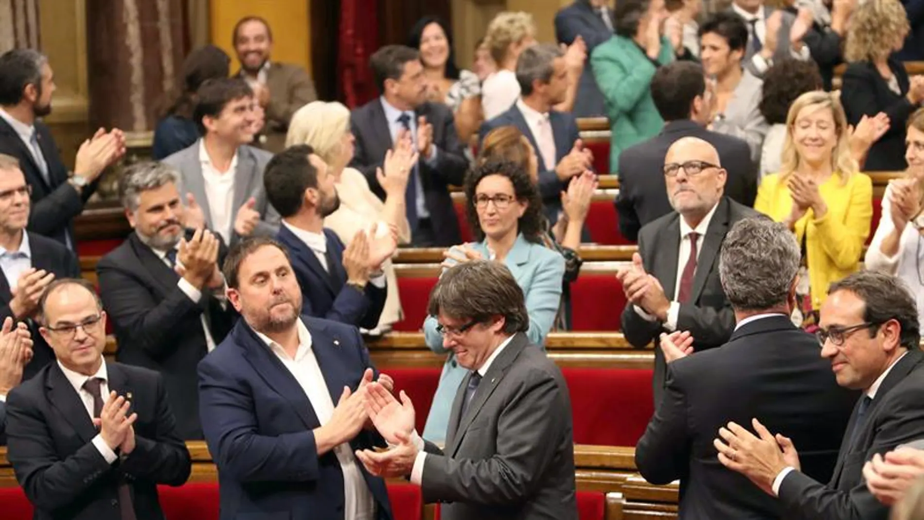 Diputados de Junts pel Sí celebran la aprobación de la Ley del Referéndum