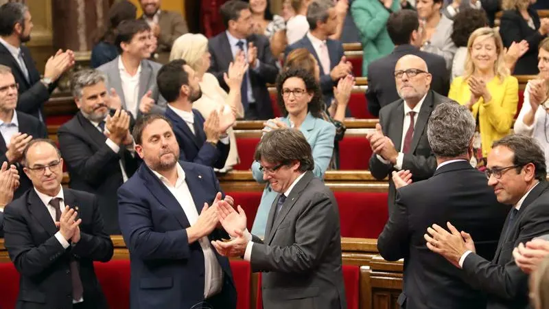 Diputados de Junts pel Sí celebran la aprobación de la Ley del Referéndum