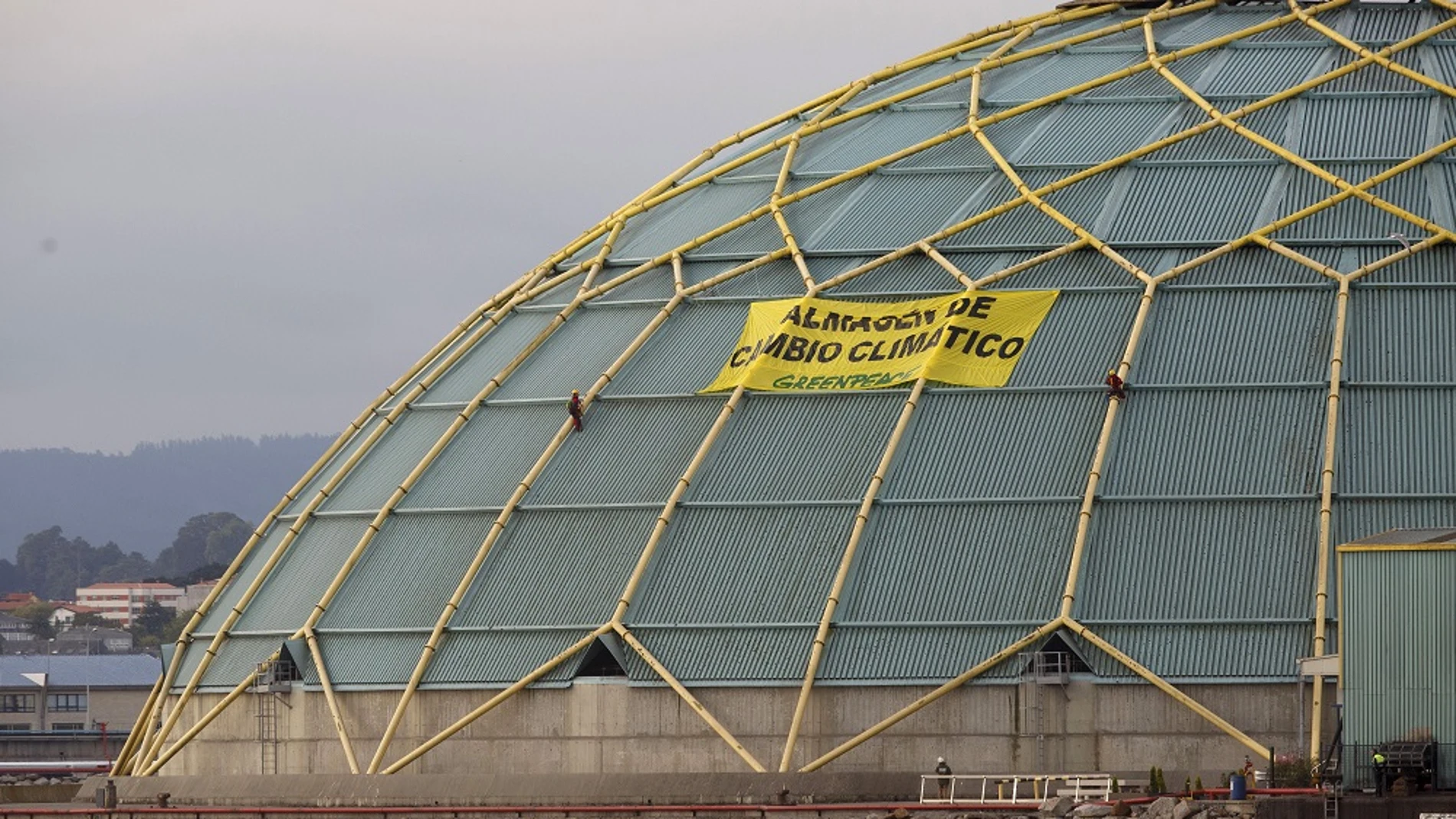 Protesta de Greenpeace en el puerto de A Coruña