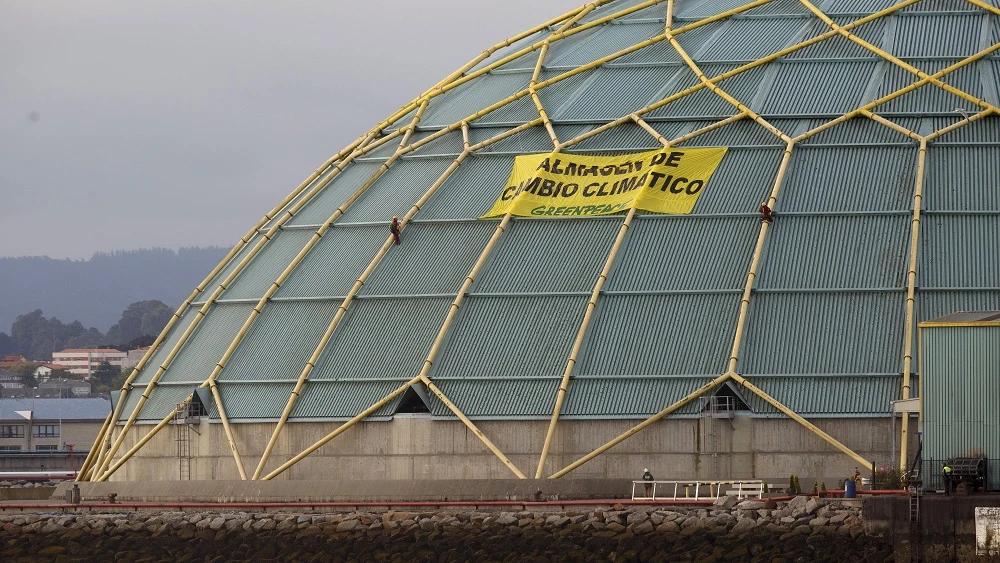 Protesta de Greenpeace en el puerto de A Coruña