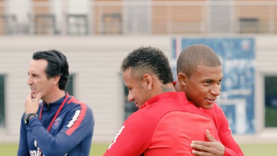 Mbapp&eacute; abraza a Neymar durante su primer entrenamiento juntos en el PSG