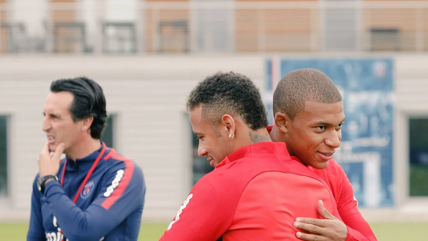 Mbappé abraza a Neymar durante su primer entrenamiento juntos en el PSG Mbappé abraza a Neymar durante su primer entrenamiento juntos en el PSG