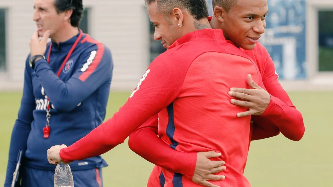 Mbappé abraza a Neymar durante su primer entrenamiento juntos en el PSG