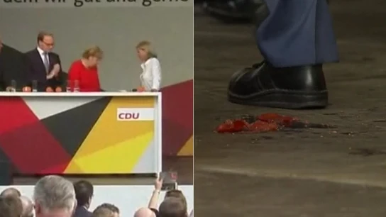 Lanzan varios tomates a Angela Merkel Lanzan varios tomates a Angela Merkel