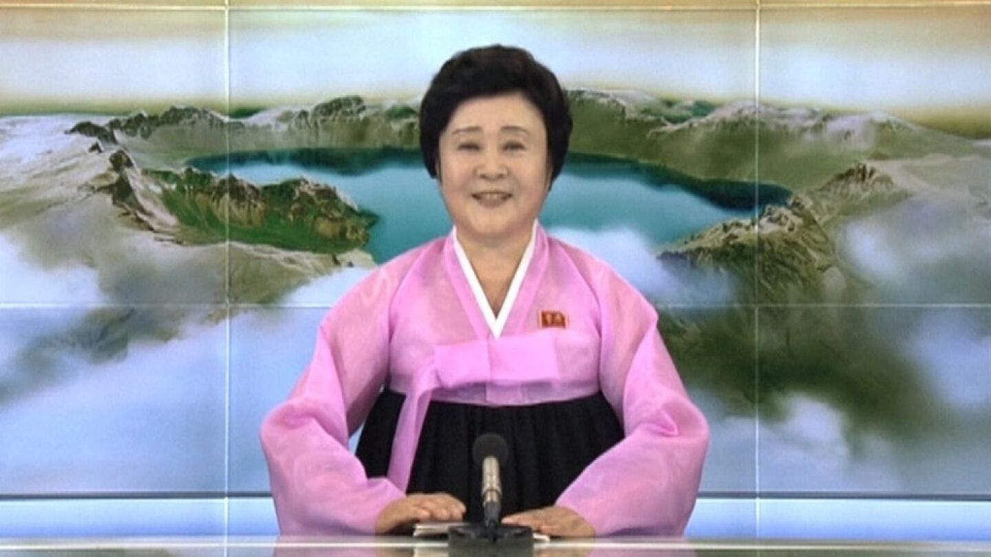  "La mujer de rosa", la presentadora que anuncia los hechos m&aacute;s importantes de Corea del Norte con un particular estilo