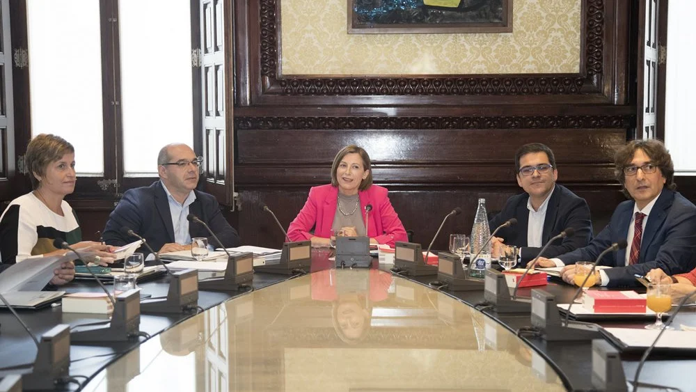 La presidenta del Parlament de Cataluña, Carme Forcadell, preside la Mesa del Parlament