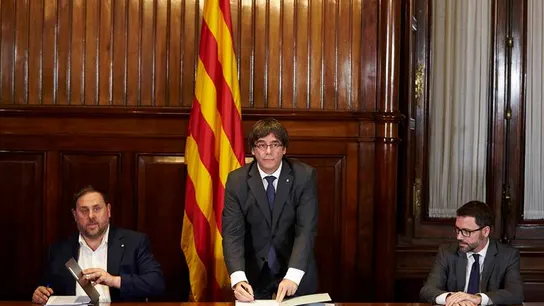 Puigdemont y consellers firman en el Parlament el decreto de convocatoria del referéndum del 1-O Puigdemont y consellers firman en el Parlament el decreto de convocatoria del referéndum del 1-O