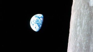 Vista de la Tierra capturada por las cámaras de la misión Apollo 8 en diciembre de 1968 