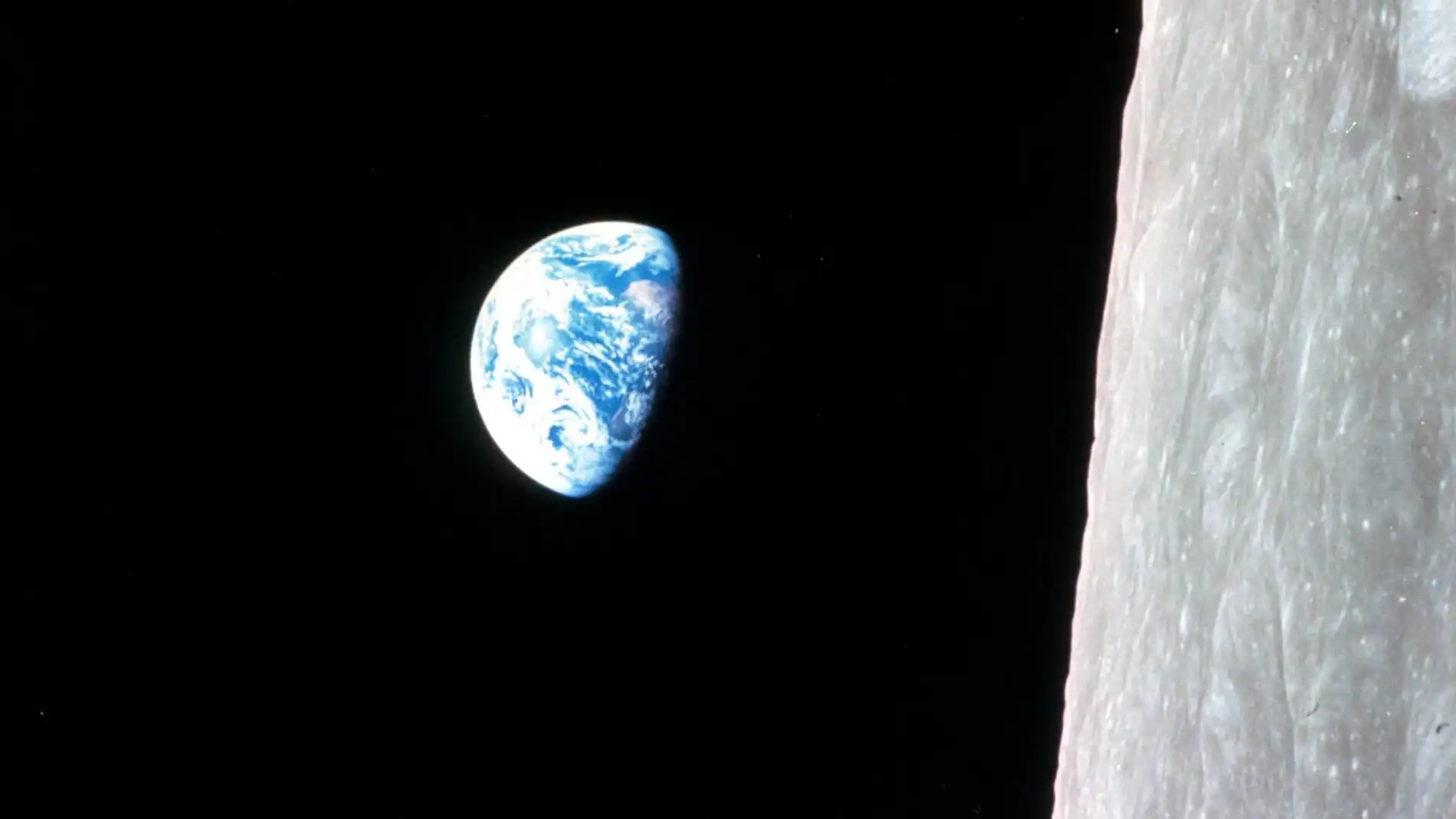 Vista de la Tierra capturada por las cámaras de la misión Apollo 8 en diciembre de 1968 