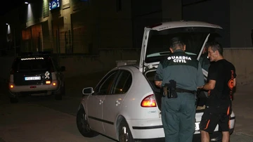 Un agente de la Guardia Civil registra el vehículo de un trabajador de la imprenta de Constantí