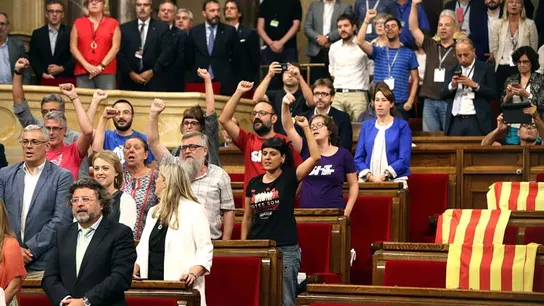 Diputados de Junts pel Sí y de la CUP cantan Els Segadors tras la aprobación de la a ley del referendum Diputados de Junts pel Sí y de la CUP cantan Els Segadors tras la aprobación de la a ley del referendum