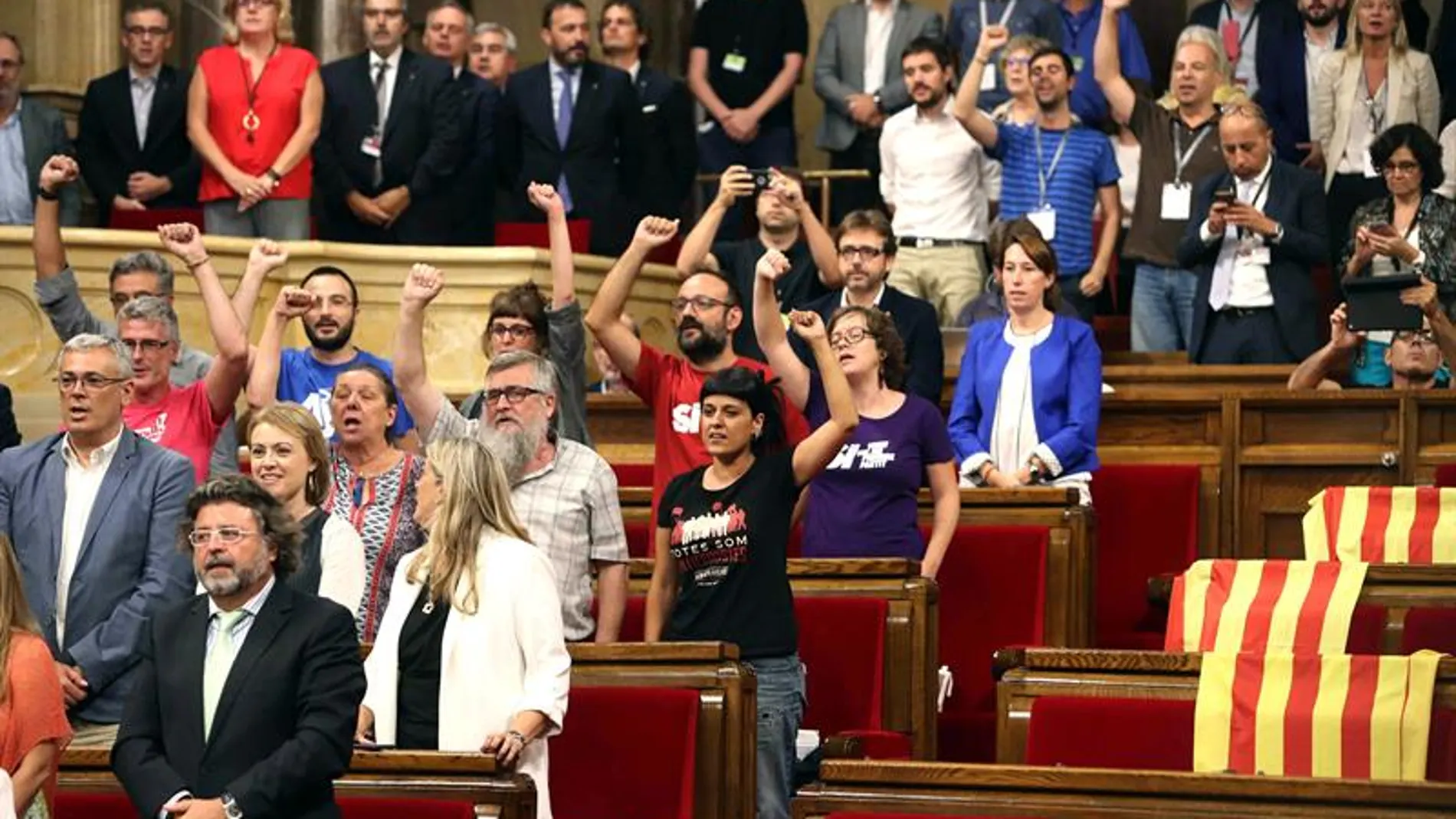 Diputados de Junts pel Sí y de la CUP cantan Els Segadors tras la aprobación de la a ley del referendum
