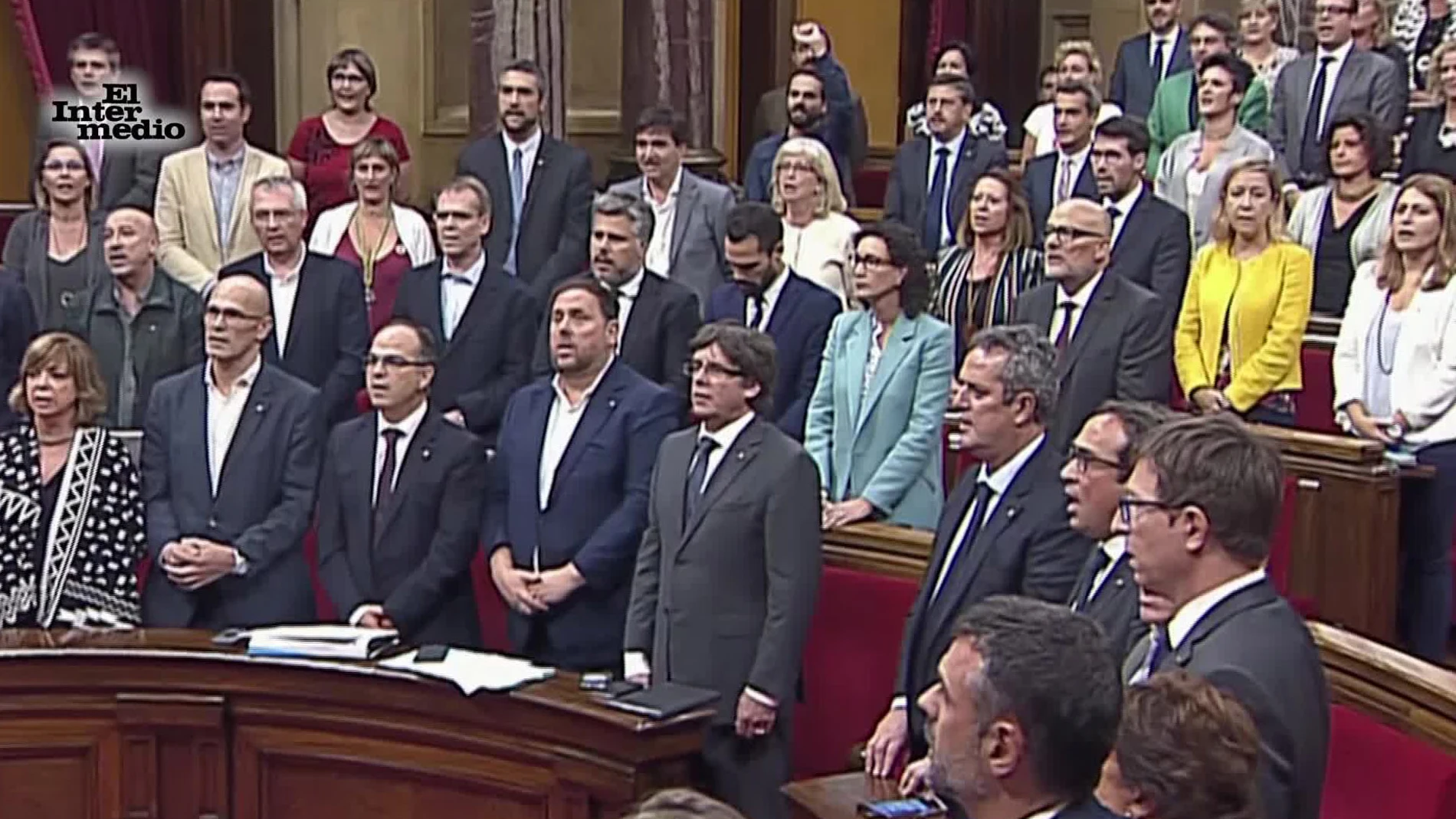 El Parlament catalán celebra la aprobación de la Ley del Referéndum cantando 'Chiquitita' en español