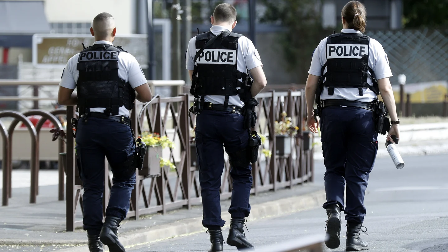 Varios policías de París Varios policías de París