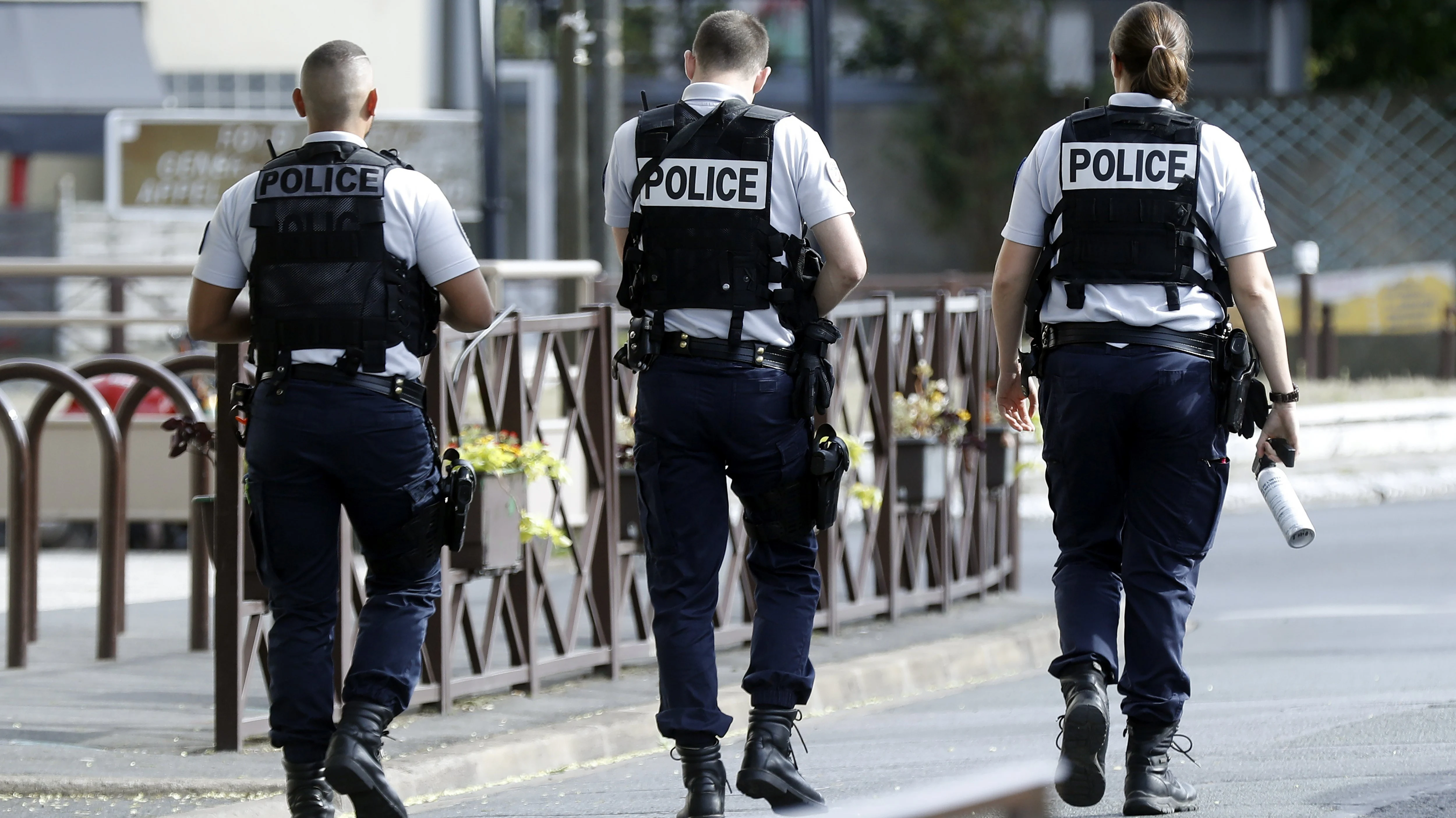  Varios policías de París