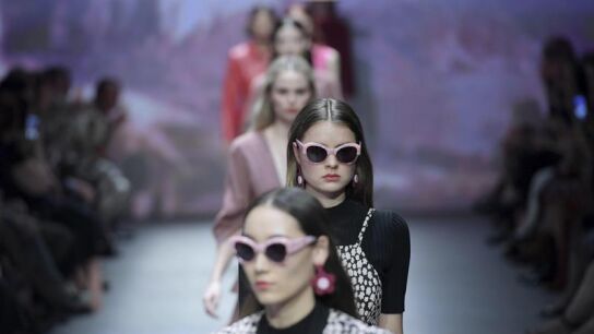 Varias modelos desfilan en Australia