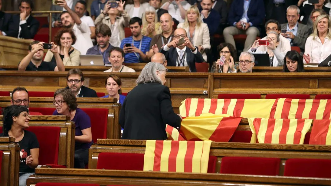  Àngels Martínez retirando las banderas de España en el Parlament