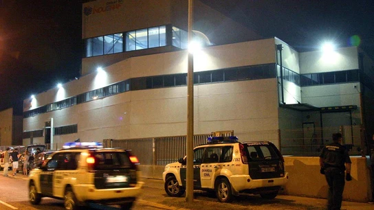 Agentes de la Guardia Civil custodiando la entrada a la imprenta de Constantí, Tarragona Agentes de la Guardia Civil custodiando la entrada a la imprenta de Constantí, Tarragona